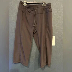 Women’s Lululemon capris size 6